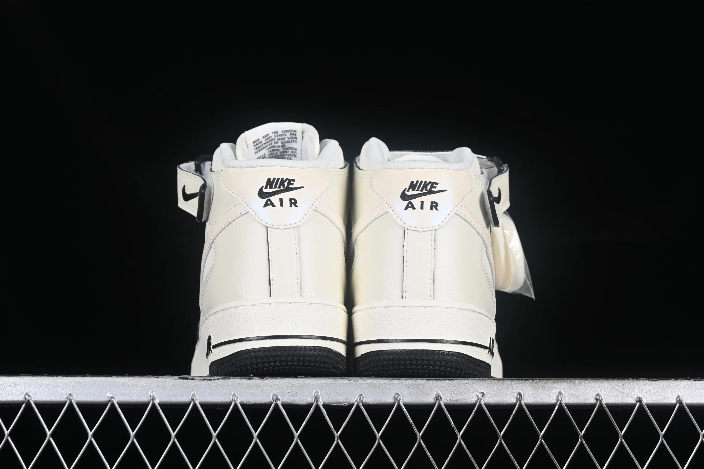 All categories Nk Air Force 1 Air Force series Nk Air Force 1 Mid Air Force mid-top Nk Air Force 1'07 Mid black pearlescent small hook Air Force One mid-top casual sneakers SG2356-807